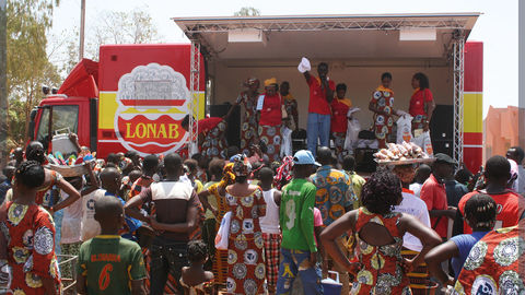 Podium mobile promouvant les nouveaux jeux de la loterie nationale du Burkina Faso