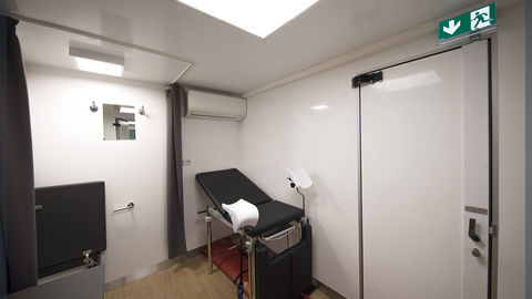 Centre médical mobile avec secrétariat et consultations dont prélèvements médicaux et gynécologiques