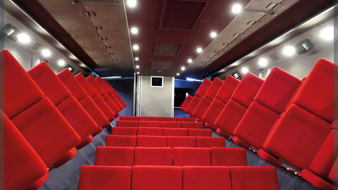 Salle de cinéma itinérante assurant des projections dignes des salles de cinéma fixes
