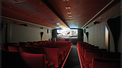 Une salle de cinéma mobile qui se déploie et s'installe rapidement où vous souhaitez