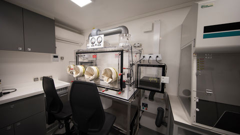 Laboratory truck equipped with an analysis room