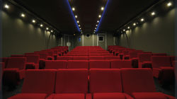 Salle de cinéma mobile de 100 places assises installées dans un camion