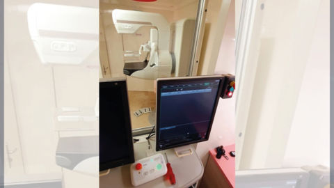 Salle de mammographie mobile pour apporter le dépistage du cancer du sein au devant des populations