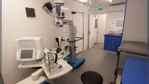 Salle de consultation mobile permettant de nombreux examens ophtalmologiques