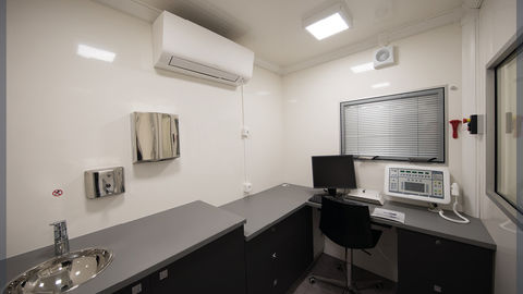 Room allowing the operator to easily proceed to x-ray exams and control of data
