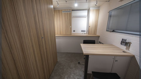 Un bureau mobile compact et spacieux