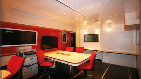 Mobile competition truck with a briefing room for drivers