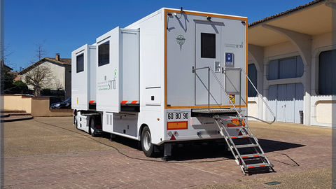 Mobile occupational health unit on semitrailer