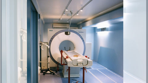 Mobile tomography unit with integrated scanner