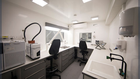 Ergonomic mobile laboratory to facilitate the work of the operators