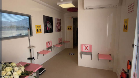 Unité mobile composée d’une vaste salle d’attente et d’une salle d’examen de mammographie