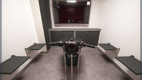 Salle de formation avec un simulateur de conduite deux roues
