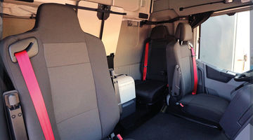 Deux sièges perpendiculaires et un siège passager pneumatique pour un maximum de confort