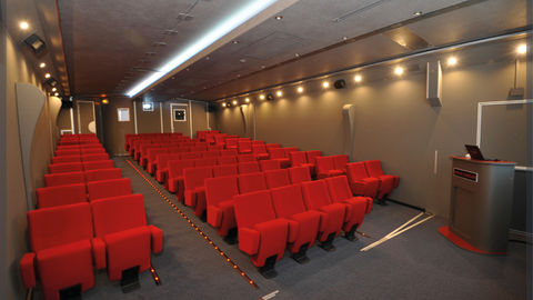 Cinéma mobile accueillant les publics comme dans une salle de cinéma traditionnelle