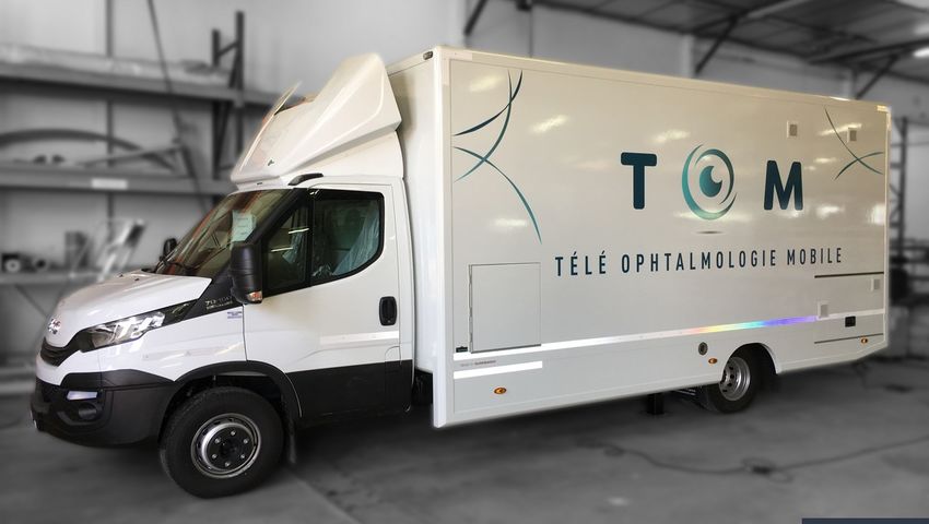 Mobile tele-consultation unit for ophthalmology