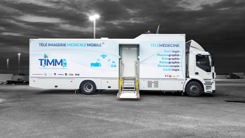 Mobile telemedicine centre providing a direct and rapid link between patients and doctors