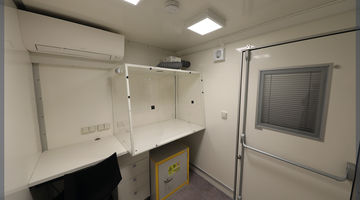 Un laboratoire mobile multifonctions aménagé dans un conteneur 20 pieds