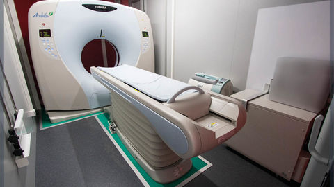 Mobile medical center equipped with a CT scan