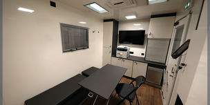 Mobile collaborative office to welcome and exchange with families