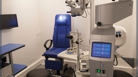 Cabinet de dépistage oculaire équipé, autonome et connecté