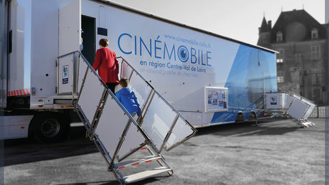 Cinéma mobile offrant une culture cinématographique de proximité