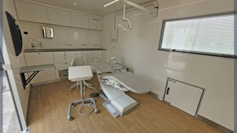 Cabinet dentaire traditionnel dans une unité mobile