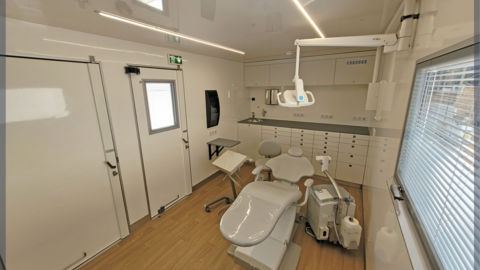 Customized layout of the dental unit for the comfort of the practitioner and the patient