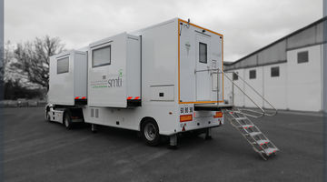 Camion médical composé d'un cabinet médical et d'un secrétariat avec deux extensions