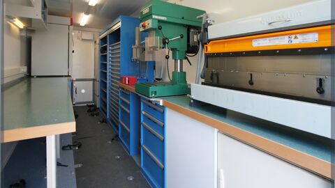 Deployable mobile cell performing maintenance operations Deployable mobile cell performing maintenance operations