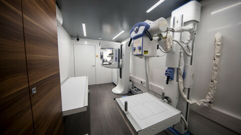 Telemedicine unit equipped with several tele-imaging devices Telemedicine unit equipped with several tele-imaging devices