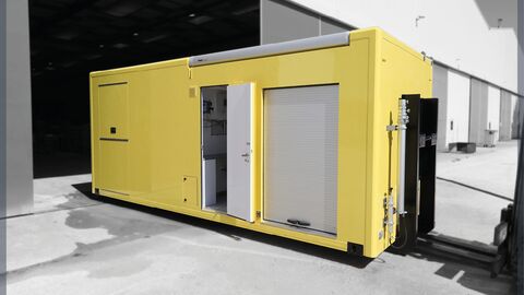 Mobile container with autonomous energy and lighting Mobile container with autonomous energy and lighting